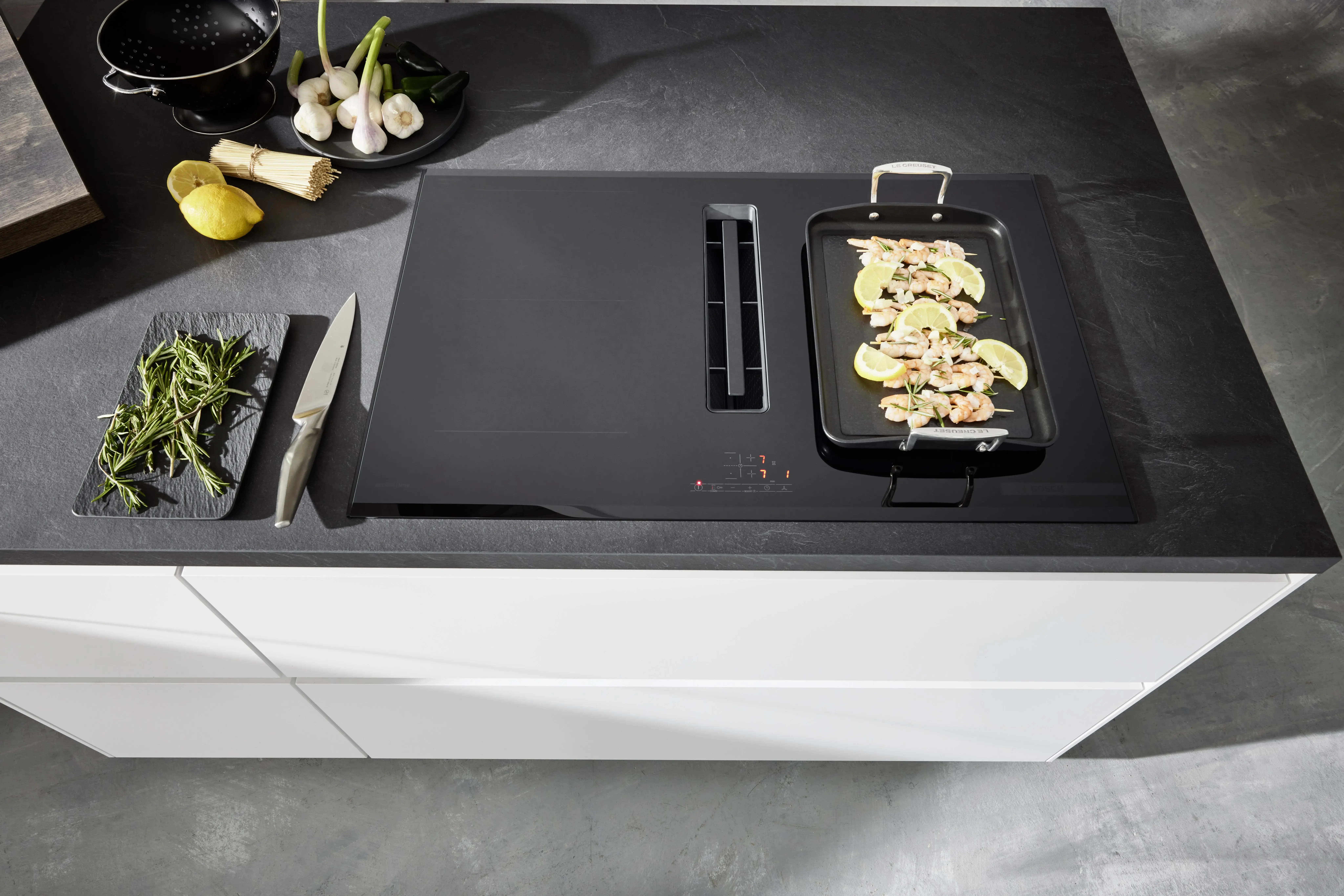 NOBILIA Alpinweiß mit Bosch Geräten - Fokus auf Kochfeld mit Muldenlüfter